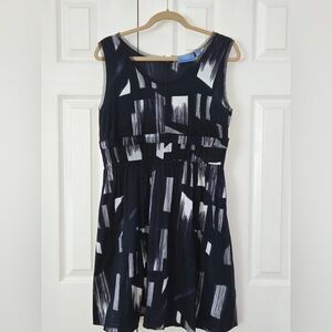 Simply Vera Vera Wang Black and White Abstract Midi Dress with pockets!